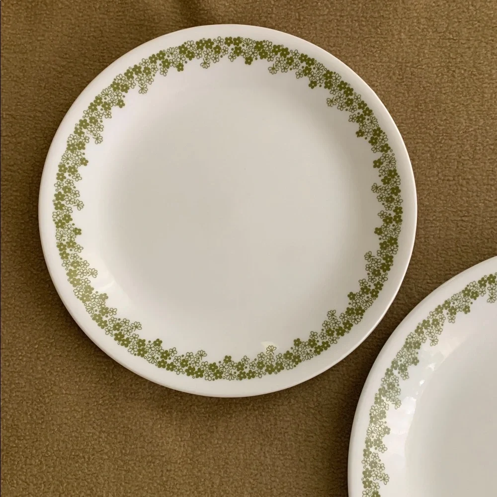 Corelle dinner plates in the vintage Spring Blossom Green pattern/"Crazy Daisy” - Picture 2 of 7